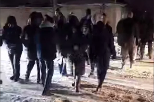 В Днепропетровске люди перекрыли дорогу и ходят туда-сюда. Четверо суток сидят без света.