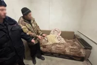 Фигурант со следователями на месте преступления.