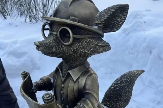 Неизвестные сняли скульптуру со скамейки и унесли.