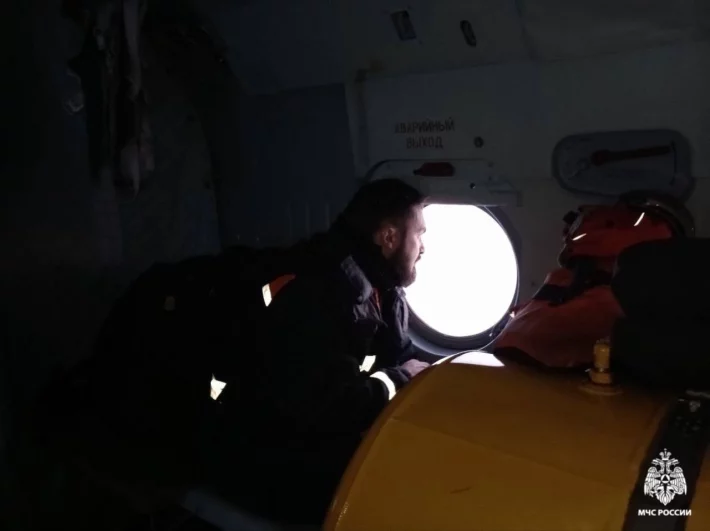 На четвёртые сутки для обследования акватории Кольского залива и Баренцева моря вылетел вертолёт Ми-8 МЧС России.