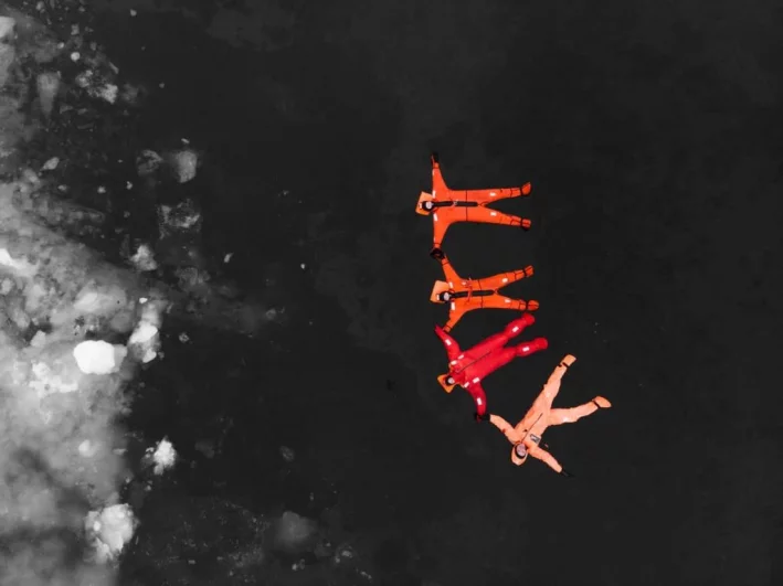 Небольшая туристическая группа из восьми человек отправилась в заплыв у Поморской набережной в Коле.. 