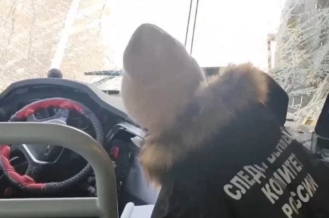 На месте ДТП работают следователи. 