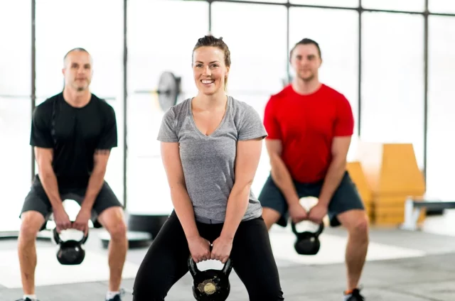 В десятилетие от 20 до 30 лет человек достигает своего пика в мышечной силе, объеме мышц и костной массе. 