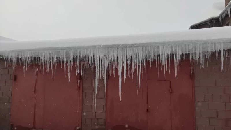 Сосульки на крыше гаража.