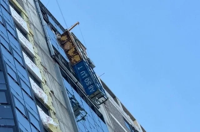 По предварительной версии у подъёмника порвался трос.