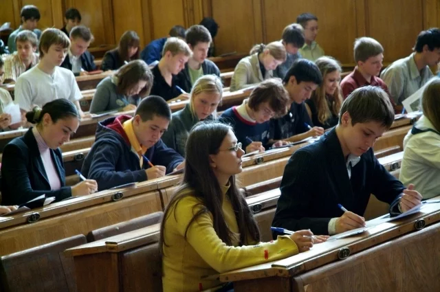 Очень рискованно выбирать непрофильные и невостребованные у работодателей направления в вузе (по рейтингу Минтруда) — можно недоучиться и остаться без диплома. 