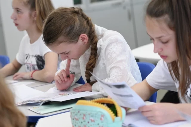 Если школьник решил идти в колледж не на рабочую специальность, а более привлекательную, скажем, программиста, то в ряде регионов ему достаточно сдать всего два ОГЭ.