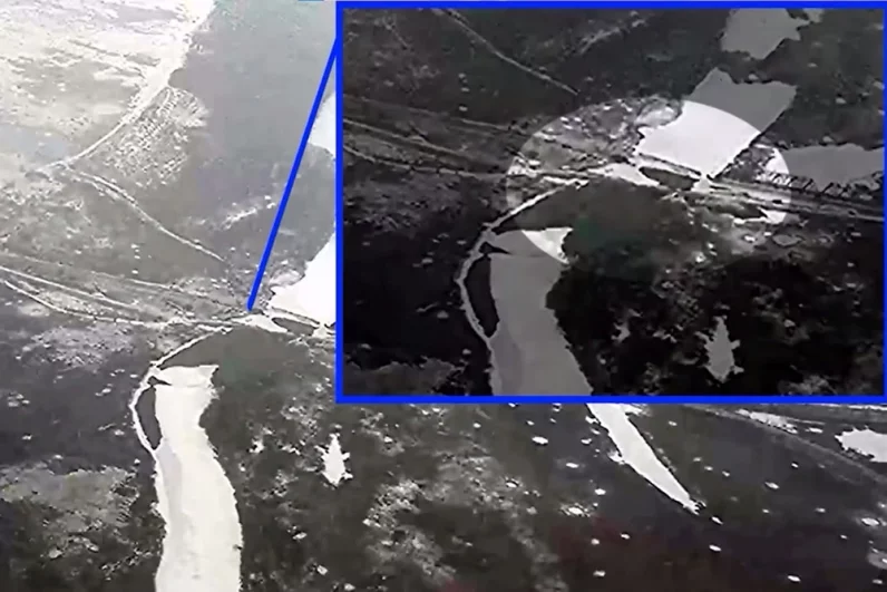 Российские ВКС ликвидировали переправу украинских войск через реку Оскол возле Осиново в Харьковской области, применив авиабомбу ФАБ-500. 