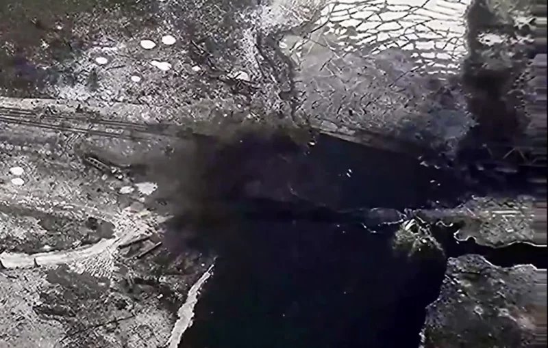 Российские Воздушно-космические силы нанесли удар с воздуха по указанному объекту, использовав несколько авиабомб ФАБ-500 с универсальным модулем планирования и коррекции.