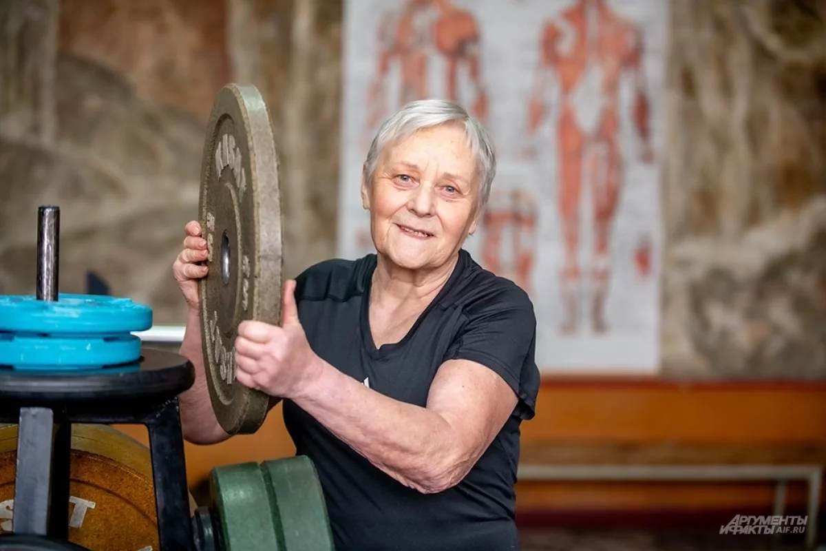 Железная леди. С болезнями 81-летняя пенсионерка борется с помощью штанги