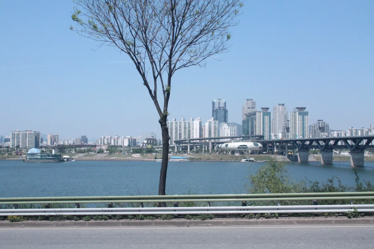 В Сеуле автобус протаранил здание, пострадали 13 человек