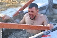 Купание в проруби на Крещение.