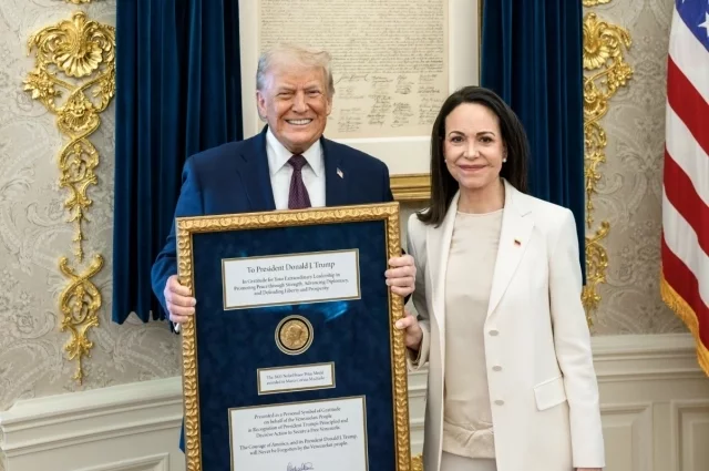 Медаль и диплом в красивой рамке ему передала венесуэльская оппозиционерка Мария Корина Мачадо на встрече в Белом доме.