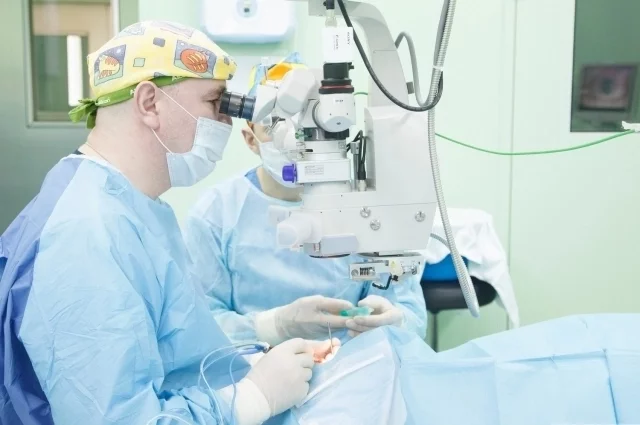 Оперирующие хирурги: врач-офтальмолог Михаил Артеменко (слева) и врач-нейрохирург ОКБ Финат Утяшев.