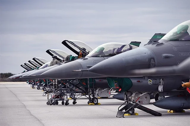 Истребители F-16.