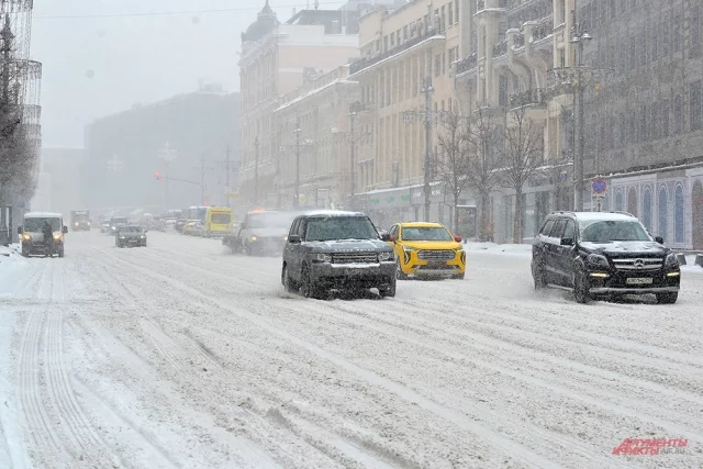 Сейчас погода приблизилась к климатической норме, в ближайшее время такого бурана не планируется, синоптики обещают небольшой снег. 