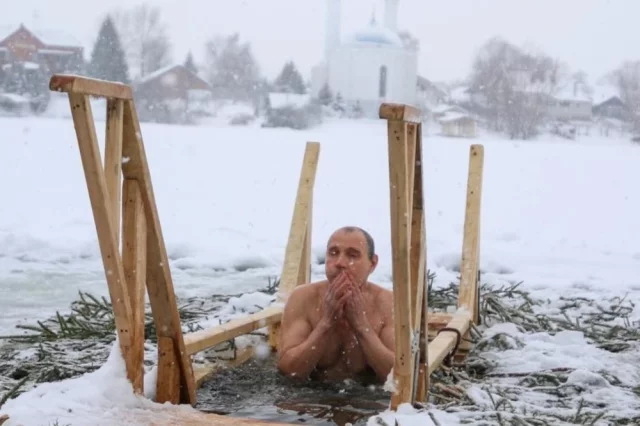 Купание в проруби не является церковным таинством или обрядом, это просто народная традиция.