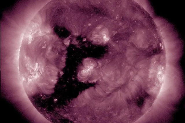 Корональная дыра на солнце 16 января 2026 года. Большинство интернет-пользователей увидели в этом изображении единицу, хотя мнения разошлись. Но важнее другое :учёные предупреждают, что огромная дыра может быть намёком на очередной период повышенной активности Солнца.
