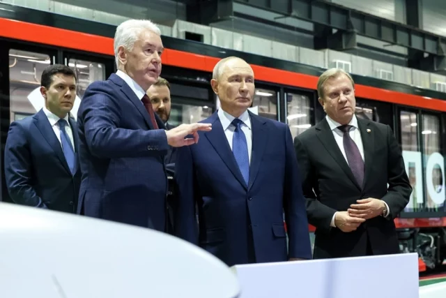 Президент РФ Владимир Путин во время осмотра выставки автономного транспорта в электродепо «Аминьевское» Московского метрополитена. Слева направо: министр промышленности и торговли РФ Антон Алиханов, мэр Москвы Сергей Собянин, заместитель руководителя администрации президента РФ Максим Орешкин и заместитель председателя правительства РФ Виталий Савельев.