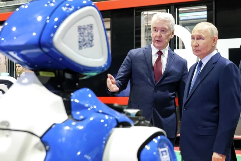 Президент РФ Владимир Путин во время осмотра выставки автономного транспорта в электродепо «Аминьевское» Московского метрополитена. Второй справа: мэр Москвы Сергей Собянин.