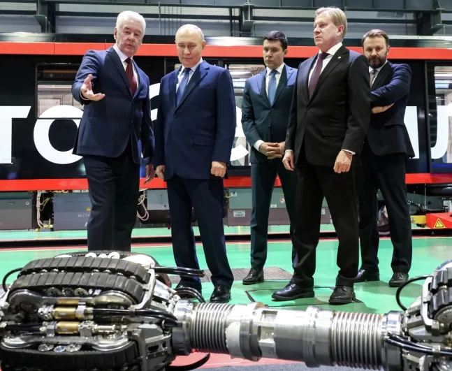 Президент РФ Владимир Путин во время осмотра выставки автономного транспорта в электродепо «Аминьевское» Московского метрополитена. Слева направо: мэр Москвы Сергей Собянин, министр промышленности и торговли РФ Антон Алиханов, заместитель председателя правительства РФ Виталий Савельев и заместитель руководителя администрации президента РФ Максим Орешкин.