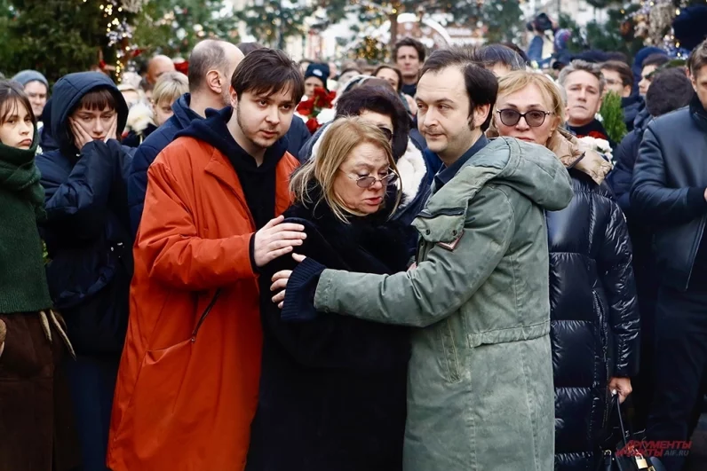 Вдова Игоря Золотовицкого, актриса Вера Харыбина с сыновьями, режиссером Александром Золотовицким (слева) и актером Алексеем Золотовицким.