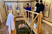 19 января совершается великое освящение воды, которую ещё называют агиасмой, что в переводе означает «великая святыня».