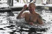 Верующий во время крещенских купаний на территории подворья Троице-Сергиевой Лавры «Гремячий ключ».