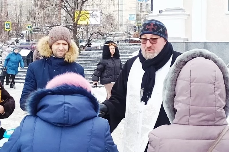 Верующие беседуют со священником.