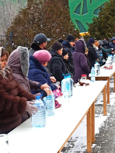 Считается, что освящённая вода долгое время не теряет своих свойств.