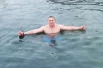 Тех, кто решил окунуться в холодную воду, не так много.
