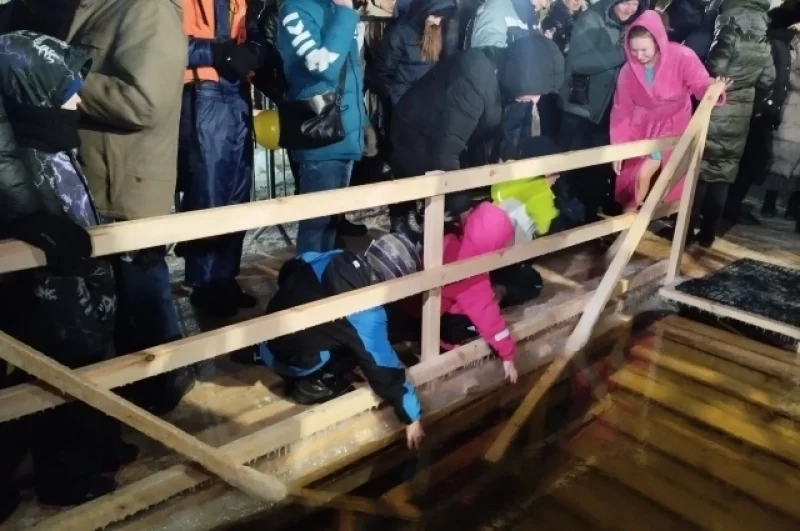 Дети погружали в освящённую волжскую воду руки, пока родители готовились искупаться.