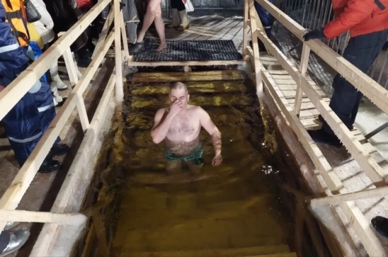 В нынешнем году желающих окунуться в иордань в праздник Крещения не очень много. Но те, кто пришёл, делали это от души.