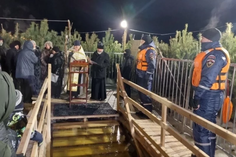 В 20.00 у проруби начался молебен, который завершился чином водосвятия.