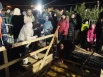 Некоторые верующие после водосвятия не купались, а просто омывали лицо волжской водой из вырубленной во льду купели.