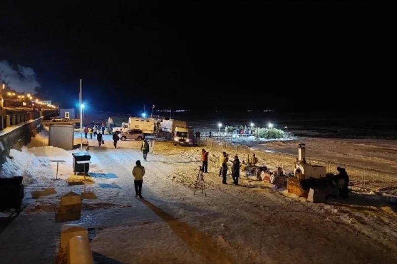 На Полевом спуске к Волге купания проходят очень организованно. Есть тёплые раздевалки, дежурят спасатели, врачи и полиция. В наличии даже самовар с горячим чаем. А иордань не только освящена, но и хорошо освещена.