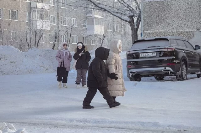 Люди на улицах одеты во всё тёплое, что нашли. 