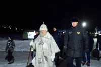 Утром 19 января губернатор принял участие с югорчанами в Ханты-Мансийске в освящении воды на реке Иртыш. 