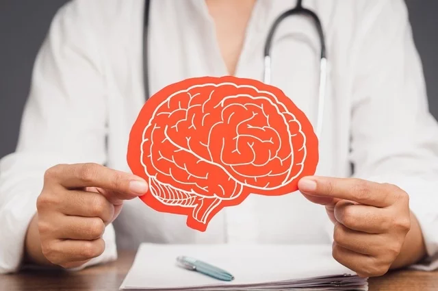 Избыточное скопление тау-белка образует клубки внутри нервных клеток мозга, нарушается связь между этими клетками, проводя к потере памяти и ухудшению когнитивных функций.