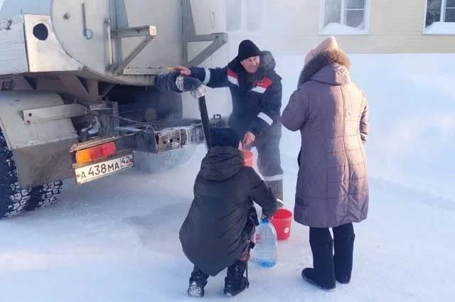 Три машины ежедневно курсируют по городу, подвозя пригодную для питья воду 23 тысячам жителям Тайги.