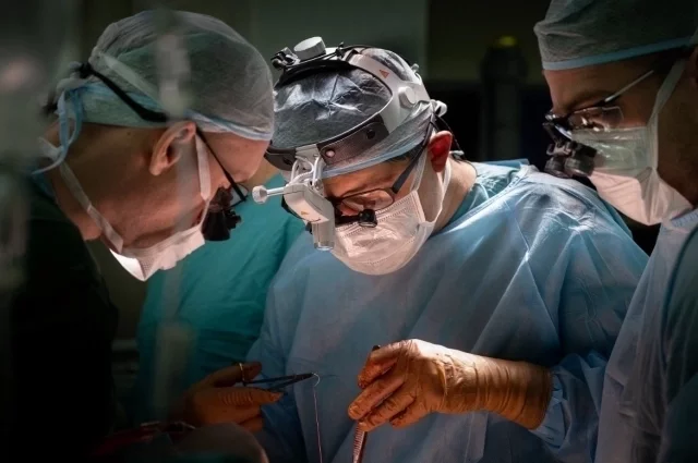 Кардиохирурги за работой