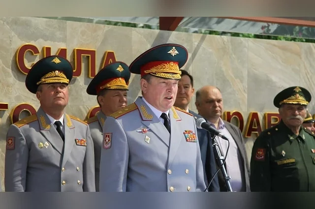 Уроженец Казани, Герой России, бывший командующий ключевыми группировками в ходе СВО, Лапин давно находится в центре общественного внимания. 