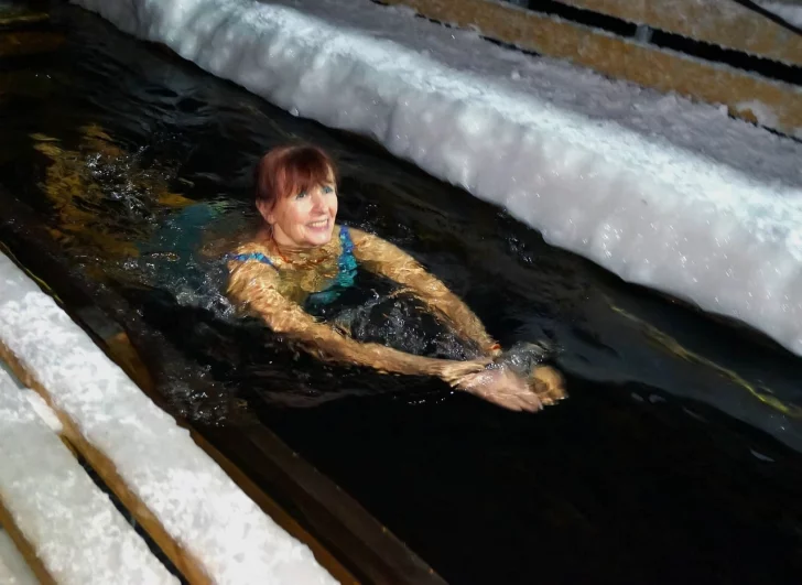 Считается, что именно в этот день вода обладает особыми целительными свойствами, поэтому с давних пор существует традиция окунаться в прорубь не менее трех раз. 