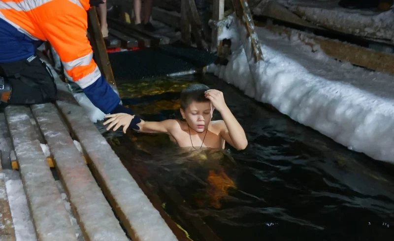 Спасатели всегда подают руки купающимся и готовы в любую минуту оказать помощь. 