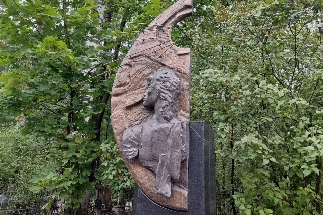 Могила Виктора Цоя на Богословском кладбище в Петербурге.