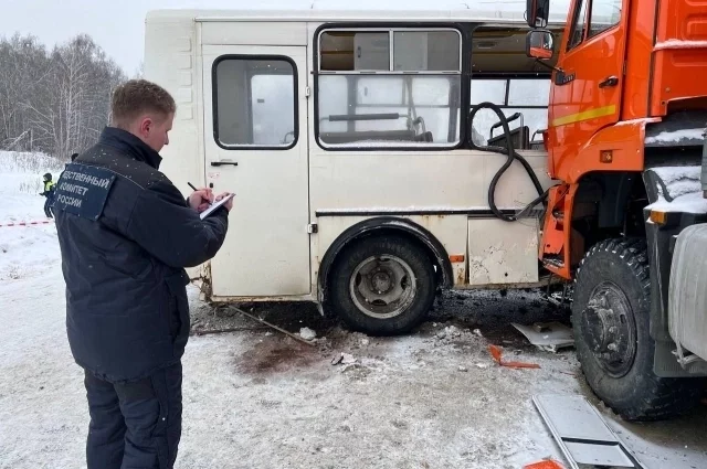 Водитель автобуса выехал на встречную полосу, не убедившись в безопасности манёвра