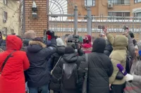 На роликах журналистов видно, что приставы проводят опись имущества