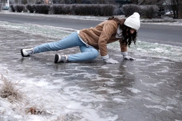 Падая вперёд, ни в коем случае не приземляйтесь на прямые руки. Согните их в локтях и падайте на ладони. 
