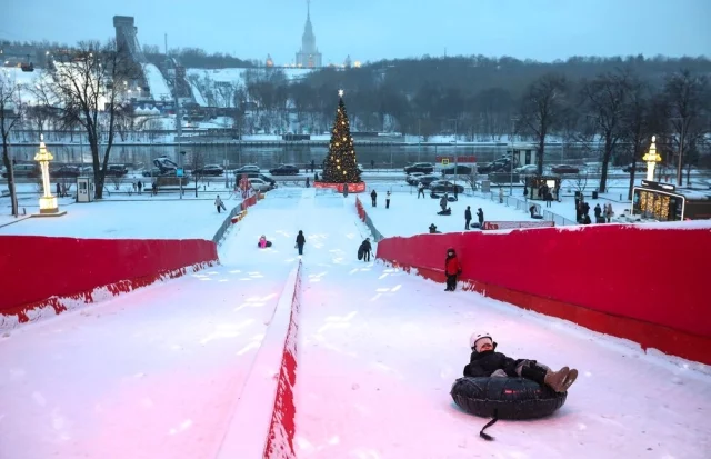В столице представлены два формата: горнолыжные комплексы и городские парки с катанием на естественном рельефе.