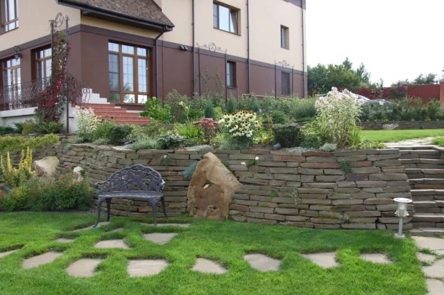 Чем больше мощений тем меньше сорняков.